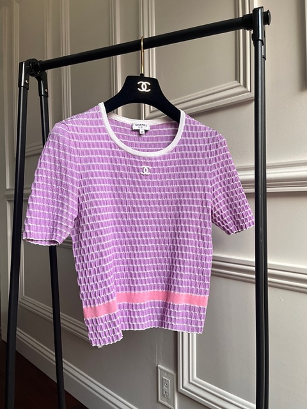 CHANEL Lilac Short-Sleeve Knit Top with Pink Band